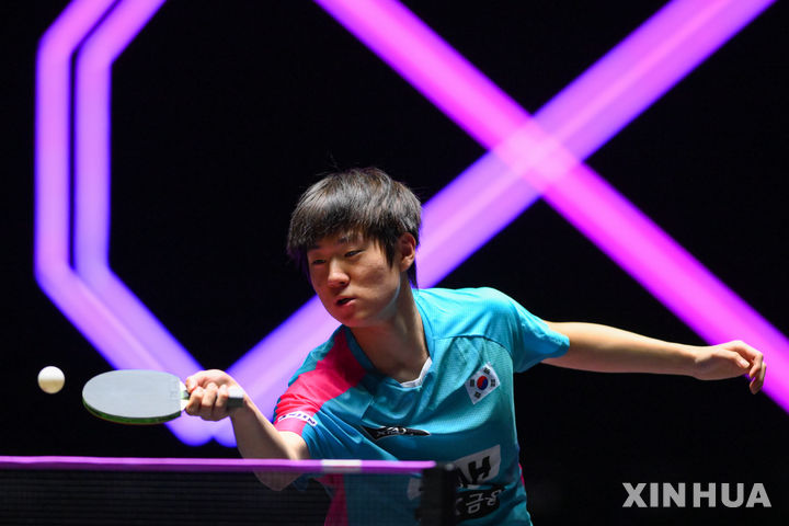 [마카오=신화/뉴시스] 오준성(20위)이 10일(현지 시간) 중국 마카오에서 열린 2025 월드테이블테니스(WTT) 마카오 챔피언스 남자 단식 1라운드(32강)에서 토가미 슌스케(17위·일본)와 경기하고 있다. 오준성이 3-2(15-13 2-11 15-13 9-11 11-9)로 승리하고 16강에 올랐다. 2025.09.10.