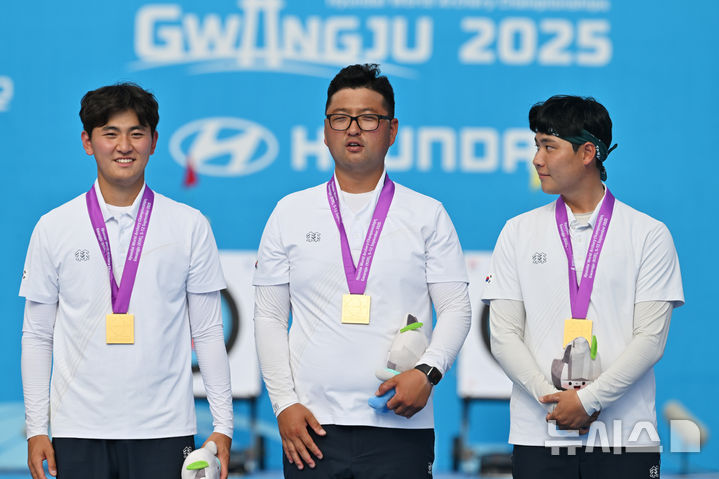 [광주=뉴시스] 이영주 기자 = 10일 오후 광주 동구 5·18민주광장에서 열린 광주2025현대세계양궁선수권대회 리커브 남자 단체전 금메달 결정전, 대한민국 국가대표팀이 금메달을 수여받고 기념촬영을 하고 있다. 왼쪽부터 김제덕·김우진·이우석. 2025.09.10. leeyj2578@newsis.com