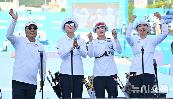 [광주=뉴시스] 이영주 기자 = 10일 오후 광주 동구 5·18민주광장에서 열린 광주2025현대세계양궁선수권대회 리커브 여자 단체전 동메달 결정전, 대한민국 국가대표팀이 동메달이 결정되자 기뻐하고 있다. 2025.09.10. leeyj2578@newsis.com