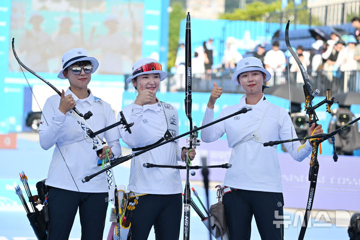 [광주=뉴시스] 이영주 기자 = 10일 오후 광주 동구 5·18민주광장에서 열린 광주2025현대세계양궁선수권대회 리커브 여자 단체전 동메달 결정전, 대한민국 국가대표팀이 동메달 확정에 기념사진을 촬영하고 있다. 왼쪽부터 안산·강채영·임시연. 2025.09.10. leeyj2578@newsis.com