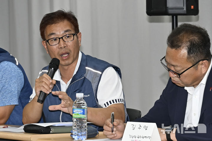 [광주=뉴시스] 10일 오후 광주 동구 전일빌딩245 시민마루에서 의정혁신과 지방자치 발전을 위한 시민단체연석회의(의정혁신단) 주최로 열린 '지방의회 혁신 집담회'에서 전대홍 공무원노조 광주본부 사무처장이 발언을 하고 있다. 2025.09.10. pboxer@newsis.com