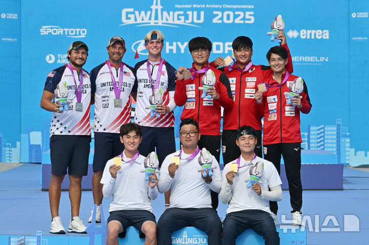 [광주=뉴시스] 이영주 기자 = 지난 10일 오후 광주 동구 5·18민주광장에서 열린 광주2025현대세계양궁선수권대회 리커브 혼성 금메달 결정전, 메달을 수여받은 국가대표들이 기념사진을 촬영하고 있다. 왼쪽부터 은메달을 수여받은 미국 국가대표 트렌톤 코웰스(Trenton Cowles)·브레디 엘리슨(Brady Ellison)·크리스티안 스토다드 (Christian Stoddard), 가운데 금메달을 수여받은 대한민국 국가대표 김제덕·김우진·이우석, 오른쪽 동메달을 수여받은 일본 국가대표 아오시마 테츠야(Aoshima Tetsuya)·카와타 유키(Kawata Yuki)·나카니시 준야(Nakanishi Junya). 2025.09.10. leeyj2578@newsis.com