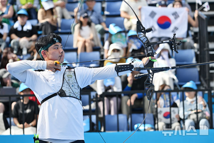 [광주=뉴시스] 이영주 기자 = 지난 10일 오후 광주 동구 5·18민주광장에서 열린 광주2025현대세계양궁선수권대회 리커브 남성 단체전 금메달 결정전, 대한민국 국가대표 이우석이 활시위를 당기고 있다. 2025.09.10. leeyj2578@newsis.com