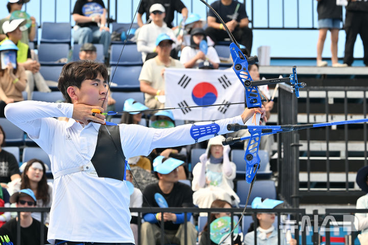 [광주=뉴시스] 이영주 기자 = 10일 오후 광주 동구 5·18민주광장에서 열린 광주2025현대세계양궁선수권대회 리커브 남성 단체전 금메달 결정전, 대한민국 국가대표 김제덕이 활시위를 당기고 있다. 2025.09.10. leeyj2578@newsis.com
