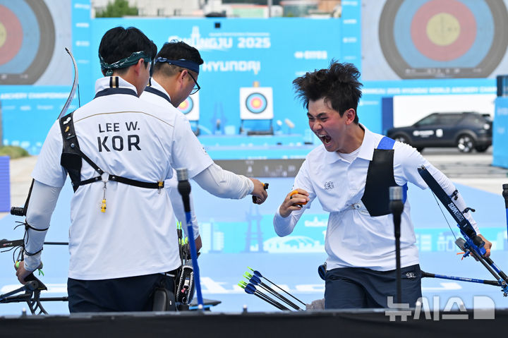 [광주=뉴시스] 이영주 기자 = 10일 오후 광주 동구 5·18민주광장에서 열린 광주2025현대세계양궁선수권대회 리커브 남성 단체전 금메달 결정전, 대한민국 국가대표 김제덕이 10점을 쏜 뒤 포효하고 있다. 2025.09.10. leeyj2578@newsis.com