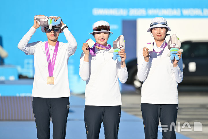 [광주=뉴시스] 이영주 기자 = 지난 10일 오후 광주 동구 5·18민주광장에서 열린 광주2025현대세계양궁선수권대회 리커브 여성 단체전, 대한민국 국가대표팀이 동메달을 수여받은 뒤 기념사진을 촬영하고 있다. 왼쪽부터 안산·강채영·임시현. 2025.09.10. leeyj2578@newsis.com