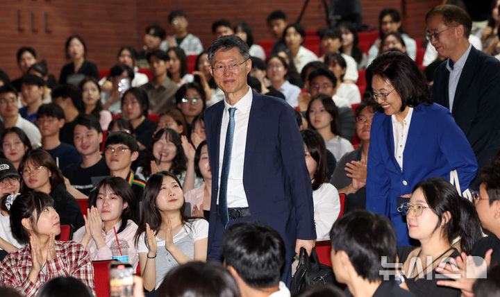 [서울=뉴시스] 김선웅 기자 = 문형배 전 헌법재판소장 권한대행이 10일 서울 마포구 서강대학교에서 서강멘토링센터 '생각의 창' 특강, '법률가의 길'을 주제로 특별 강연을 하기 위해 입장하고 있다. 2025.09.10. mangusta@newsis.com