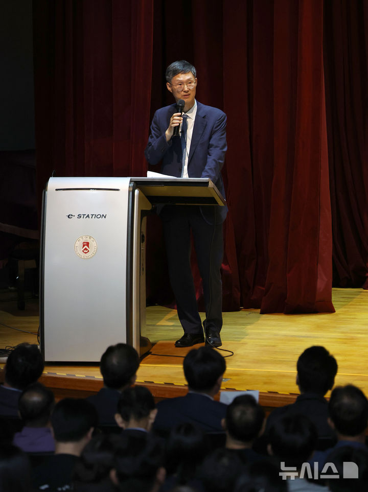 [서울=뉴시스] 김선웅 기자 = 문형배 전 헌법재판소장 권한대행이 10일 서울 마포구 서강대학교에서 서강멘토링센터 '생각의 창' 특강, '법률가의 길'을 주제로 특별 강연을 하고 있다. 2025.09.10. mangusta@newsis.com