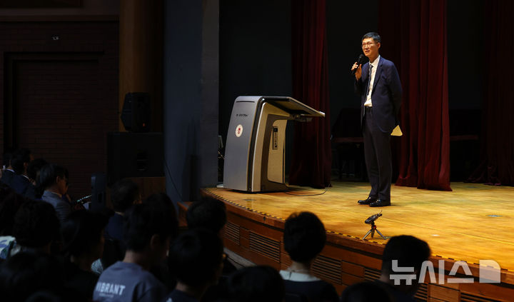 [서울=뉴시스] 김선웅 기자 = 문형배 전 헌법재판소장 권한대행이 10일 서울 마포구 서강대학교에서 서강멘토링센터 '생각의 창' 특강, '법률가의 길'을 주제로 특별 강연을 하고 있다. 2025.09.10. mangusta@newsis.com