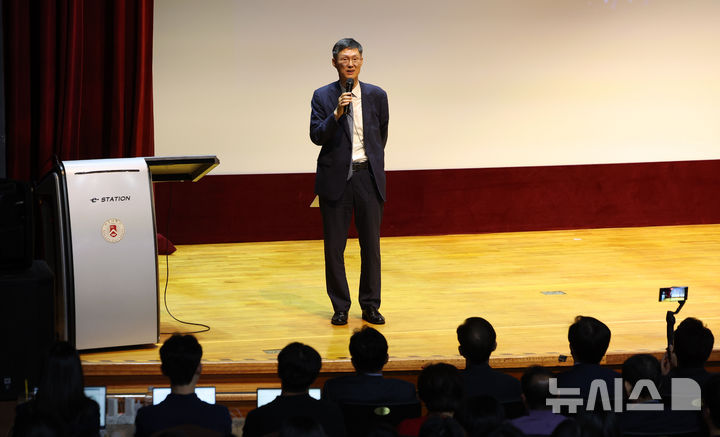 [서울=뉴시스] 김선웅 기자 = 문형배 전 헌법재판소장 권한대행이 10일 서울 마포구 서강대학교에서 서강멘토링센터 '생각의 창' 특강, '법률가의 길'을 주제로 특별 강연을 하고 있다. 2025.09.10. mangusta@newsis.com