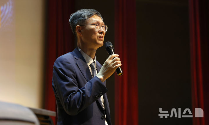 [서울=뉴시스] 김선웅 기자 = 문형배 전 헌법재판소장 권한대행이 10일 서울 마포구 서강대학교에서 서강멘토링센터 '생각의 창' 특강, '법률가의 길'을 주제로 특별 강연을 하고 있다. 2025.09.10. mangusta@newsis.com