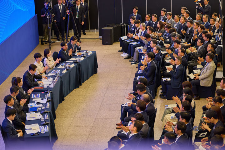 [서울=뉴시스] 이재명 대통령이 10일 서울 마포구 프론트원에서 열린 국민성장펀드 보고대회에서 자료를 보고 있는 가운데 참석자들이 박수치고 있다. (사진=대통령실 제공) 2025.09.10. photo@newsis.com *재판매 및 DB 금지