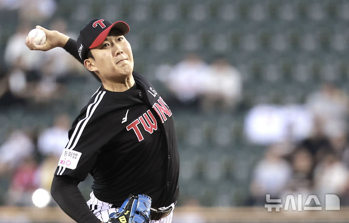 [서울=뉴시스] 정병혁 기자 = 10일 서울 송파구 잠실야구장에서 열린 2025 KBO리그 LG 트윈스 대 두산 베어스의 경기, LG 선발 손주영이 공을 던지고 있다. 2025.09.10. jhope@newsis.com