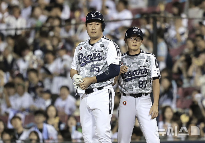 [서울=뉴시스] 정병혁 기자 = 10일 서울 송파구 잠실야구장에서 열린 2025 KBO리그 LG 트윈스 대 두산 베어스의 경기, 3회말 1사 1루 상황 두산 양의지가 안타를 친 뒤 베이스를 밟고 있다. 2025.09.10. jhope@newsis.com