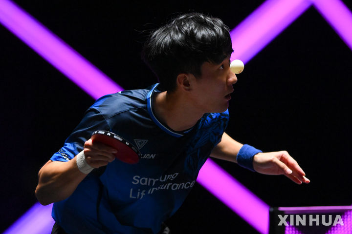 [마카오=신화/뉴시스] 이상수(25위)가 10일(현지 시간) 중국 마카오에서 열린 2025 월드테이블테니스(WTT) 마카오 챔피언스 남자 단식 1라운드(32강)에서 티보 포레(39위·프랑스)와 경기하고 있다. 이상수가 0-3(10-12 9-11 9-11)로 패해 16강에 오르지 못했다. 2025.09.11.