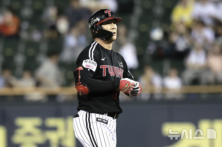 [서울=뉴시스] 정병혁 기자 = 10일 서울 송파구 잠실야구장에서 열린 2025 KBO리그 LG 트윈스 대 두산 베어스의 경기, 4회초 2사 1루 상황 LG 오지환이 1타점 2루타를 친 뒤 베이스를 밟고 있다. 2025.09.10. jhope@newsis.com