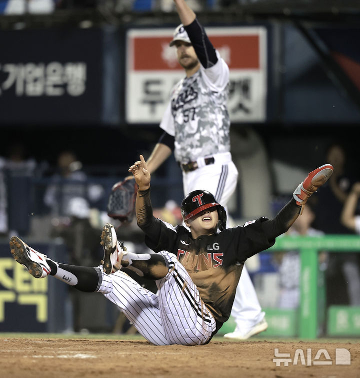 [서울=뉴시스] 정병혁 기자 = 10일 서울 송파구 잠실야구장에서 열린 2025 KBO리그 LG 트윈스 대 두산 베어스의 경기, 5회초 무사 2, 3루 상황 LG 신민재 희생플라이 때 3루주자 최원영이 홈에 슬라이딩한 뒤 비디오판독 요청을 하고 있다. 2025.09.10. jhope@newsis.com