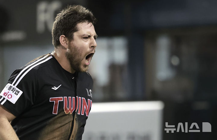 [서울=뉴시스] 정병혁 기자 = 10일 서울 송파구 잠실야구장에서 열린 2025 KBO리그 LG 트윈스 대 두산 베어스의 경기, 5회초 1사 만루 상황 LG 오지환 타석 때 3루 주자 오스틴이 홈으로 쇄도해 타점을 올린 뒤 덕아웃을 향하며 포효하고 있다. 2025.09.10. jhope@newsis.com