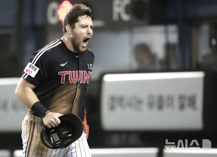 [서울=뉴시스] 정병혁 기자 = 10일 서울 송파구 잠실야구장에서 열린 2025 KBO리그 LG 트윈스 대 두산 베어스의 경기, 5회초 1사 만루 상황 LG 오지환 타석 때 3루 주자 오스틴이 홈으로 쇄도해 타점을 올린 뒤 덕아웃을 향하며 포효하고 있다. 2025.09.10. jhope@newsis.com