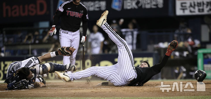 [서울=뉴시스] 정병혁 기자 = 10일 서울 송파구 잠실야구장에서 열린 2025 KBO리그 LG 트윈스 대 두산 베어스의 경기, 5회초 1사 만루 상황 LG 오지환 타석 때 3루 주자 오스틴이 홈으로 쇄도하고 있다. 2025.09.10. jhope@newsis.com