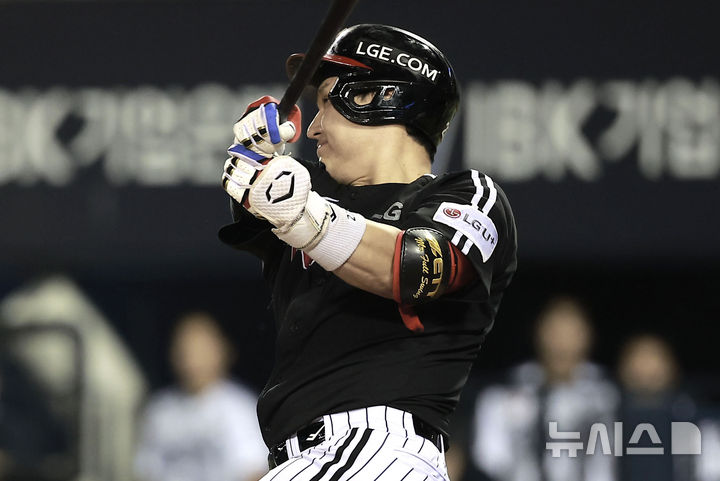 [서울=뉴시스] 정병혁 기자 = 10일 서울 송파구 잠실야구장에서 열린 2025 KBO리그 LG 트윈스 대 두산 베어스의 경기, 5회초 2사 2, 3루 상황 LG 박동원이 2타점 적시타를 치고 있다. 2025.09.10. jhope@newsis.com