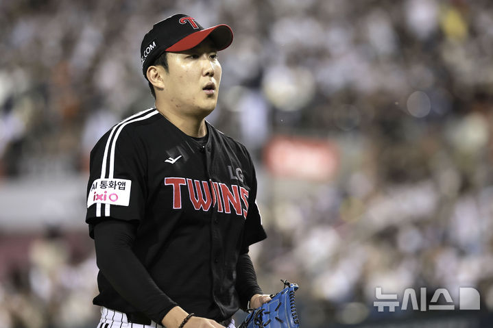 [서울=뉴시스] 정병혁 기자 = 10일 서울 송파구 잠실야구장에서 열린 2025 KBO리그 LG 트윈스 대 두산 베어스의 경기, 5회말 두산 공격을 막아낸 LG 선발 손주영이 덕아웃을 향하고 있다. 2025.09.10. jhope@newsis.com