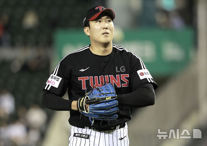 [서울=뉴시스] 정병혁 기자 = 10일 서울 송파구 잠실야구장에서 열린 2025 KBO리그 LG 트윈스 대 두산 베어스의 경기, 5회말 두산 공격을 막아낸 LG 선발 손주영이 덕아웃을 향하고 있다. 2025.09.10. jhope@newsis.com