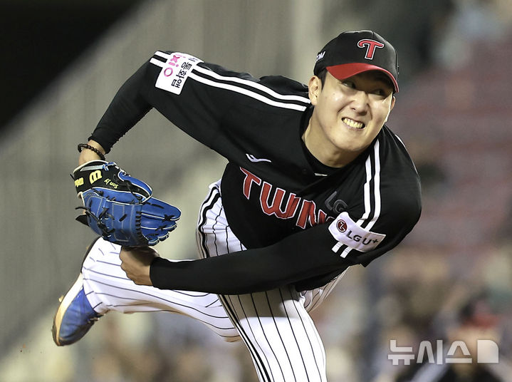 [서울=뉴시스] 정병혁 기자 = 10일 서울 송파구 잠실야구장에서 열린 2025 KBO리그 LG 트윈스 대 두산 베어스의 경기, 5회말 LG 선발 손주영이 역투하고 있다. 2025.09.10. jhope@newsis.com