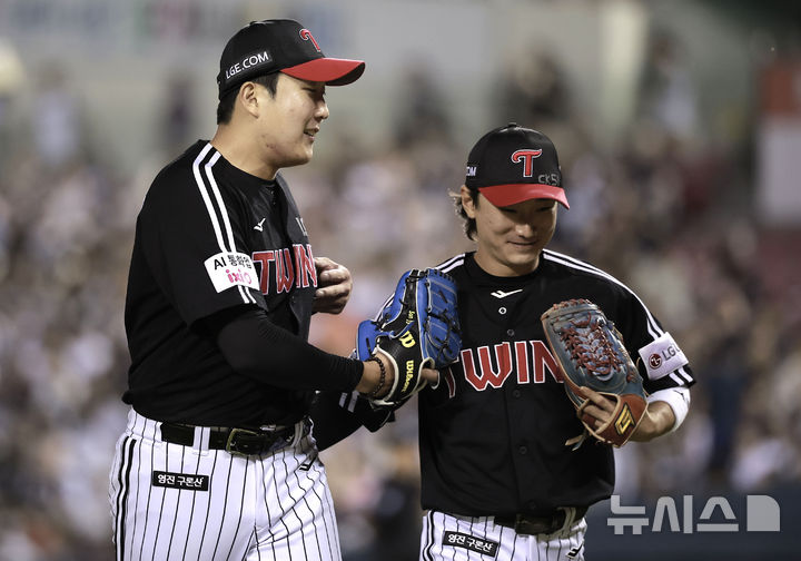 [서울=뉴시스] 정병혁 기자 = 10일 서울 송파구 잠실야구장에서 열린 2025 KBO리그 LG 트윈스 대 두산 베어스의 경기, 7회말을 막아낸 LG 선발 손주영이 덕아웃을 향하고 있다. 2025.09.10. jhope@newsis.com
