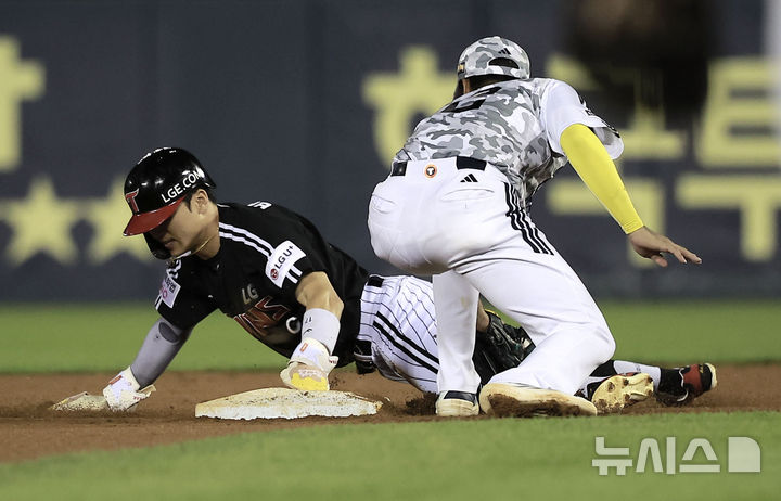 [서울=뉴시스] 정병혁 기자 = 10일 서울 송파구 잠실야구장에서 열린 2025 KBO리그 LG 트윈스 대 두산 베어스의 경기, 9회초 무사 1루 상황 LG 신민재 타석 때 1루주자 박해민이 2루에 도루하고 있다. 2025.09.10. jhope@newsis.com