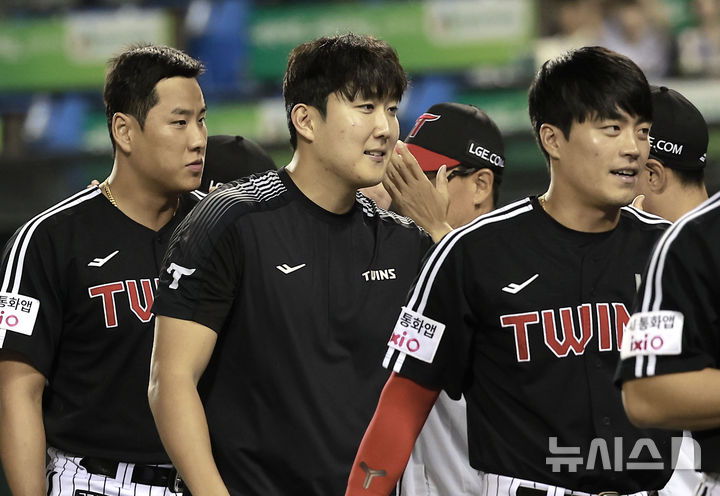 [서울=뉴시스] 정병혁 기자 = 10일 서울 송파구 잠실야구장에서 열린 2025 KBO리그 LG 트윈스 대 두산 베어스의 경기, 10승을 달성한 LG 손주영이 웃고 있다. 2025.09.10. jhope@newsis.com