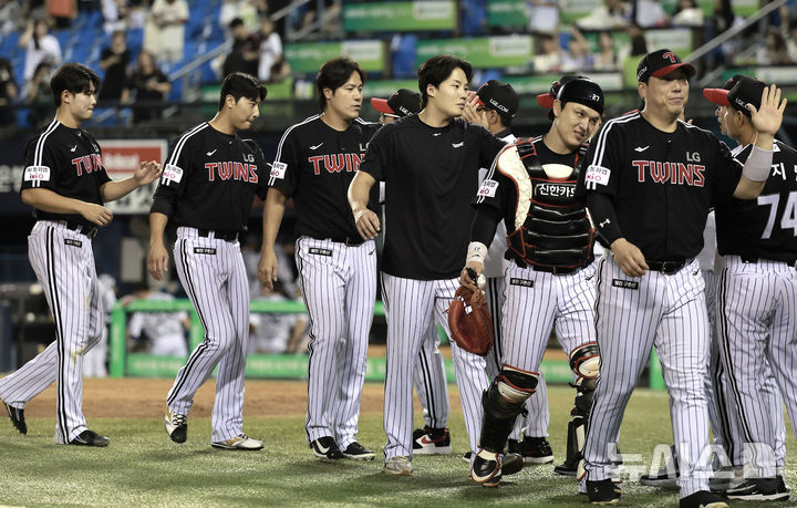 [서울=뉴시스] 정병혁 기자 = 10일 서울 송파구 잠실야구장에서 열린 2025 KBO리그 LG 트윈스 대 두산 베어스의 경기, 8-4으로 승리한 LG 선수들이 기뻐하고 있다. 2025.09.10. jhope@newsis.com