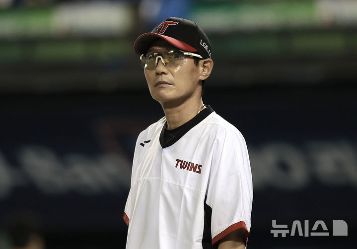 [서울=뉴시스] 정병혁 기자 = 10일 서울 송파구 잠실야구장에서 열린 2025 KBO리그 LG 트윈스 대 두산 베어스의 경기, 8-4으로 승리한 LG 염경엽 감독이 선수들이 기다리고 있다. 2025.09.10. jhope@newsis.com