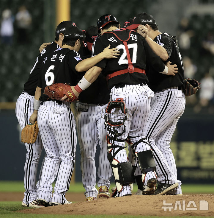 [서울=뉴시스] 정병혁 기자 = 10일 서울 송파구 잠실야구장에서 열린 2025 KBO리그 LG 트윈스 대 두산 베어스의 경기, 8-4으로 승리한 LG 선수들이 기뻐하고 있다. 2025.09.10. jhope@newsis.com