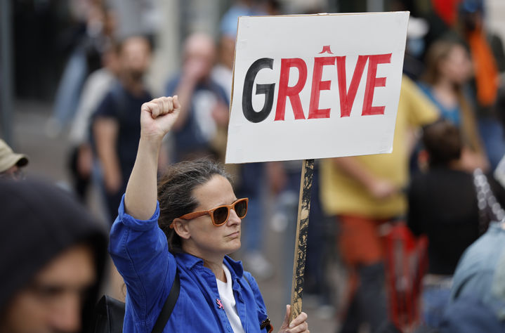 [릴=AP/뉴시스] 10일(현지 시간) 프랑스 북부 릴에서 국가 마비 운동인 '모든 것을 막아라'(Block Everything) 시위 참가자가 '파업'이라고 쓰인 손팻말을 들고 있다. 이날 프랑스 전역에서 정부의 긴축 정책에 항의하는 반정부 시위가 열렸다. 이와 관련 글로벌 신용평가사 피치가 12일 프랑스 국채등그블 강등했다. 2025.09.13.