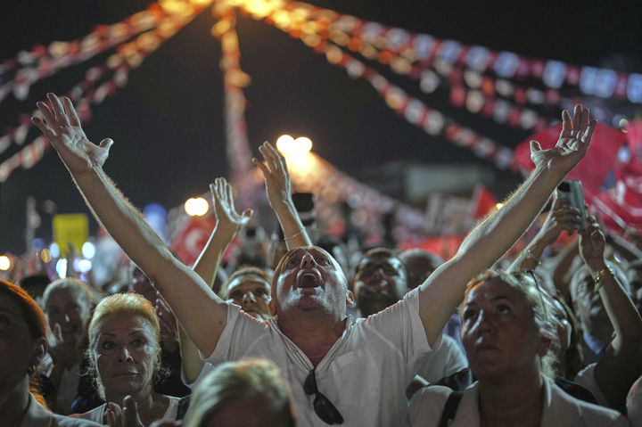 [이스탄불(튀르키예)=AP/뉴시스]튀르키예 제1 야당 공화인민당(CHP) 지지자들이 10일 이스탄불에서 열린 집회에서 오즈구르 오젤 당수의 연설을 듣고 있다. 튀르키예 최대 TV 뉴스 방송사 중 한 곳이 사기와 탈세, 돈세탁 조사의 일환으로 국가에 압수됐다고 튀르키예 언론이 11일 보도했다. 2025.09.11.