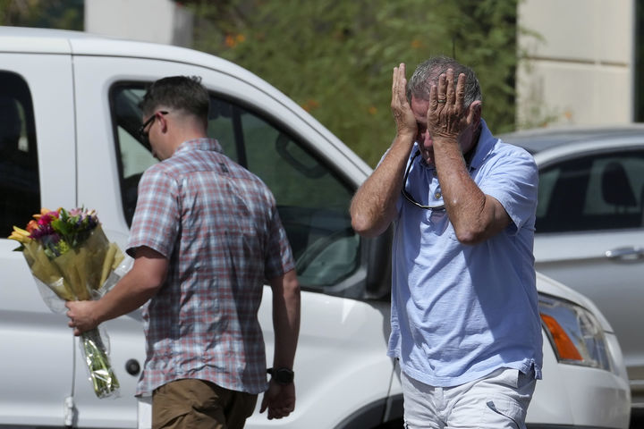 [애리조나주=AP/뉴시스] 10일(현지 시간) 유타의 한 대학에서 발생한 총격으로 31세 터닝포인트 USA 대표 찰리 커크가 숨진 뒤, 애도객이 애리조나주 피닉스에 있는 터닝포인트 USA 본부에 꽃을 두고 슬픔에 잠겨 있다. 2025.09.11.