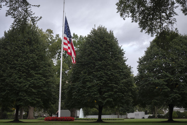 [워싱턴=AP/뉴시스]도널드 트럼프 미 대통령을 강력히 지지해온 우익 청년활동가 찰리 커크가 피살된 10일(현짛시각) 백악관 마당의 성조기가 반기로 게양됐다. 2025.9.11. 