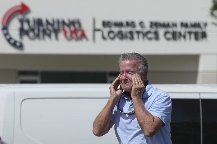 [애리조나주=AP/뉴시스] 10일(현지 시간) 유타의 한 대학에서 발생한 총격으로 31세 터닝포인트 USA 대표 찰리 커크가 숨진 뒤, 애도객이 애리조나주 피닉스에 있는 터닝포인트 USA 본부에 꽃을 두고 슬픔에 잠겨 있다.