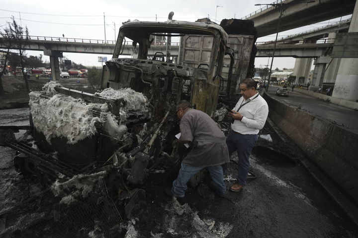 [멕시코시티=AP/뉴시스] 조사관들이 2025년 9월 10일 수요일, 멕시코시티에서 발생한 가스 탱크로리 폭발 사고 후 불에 탄 차량들을 살펴보고 있다. 2025.09.10.