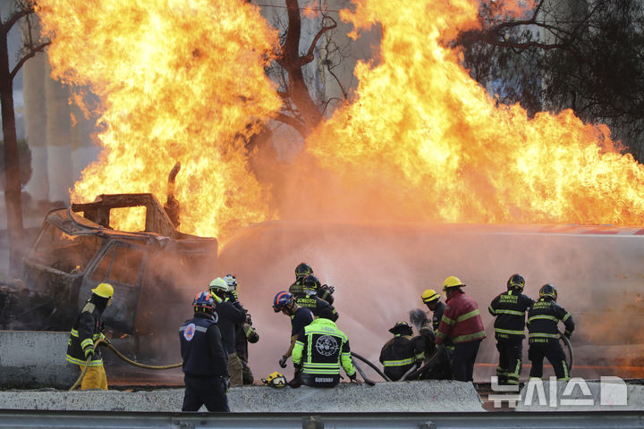 [멕시코시티=AP/뉴시스] 소방관들이 2025년 9월 10일 수요일, 멕시코시티 고가도로 아래에서 폭발한 가스 탱크로리에 물을 뿌리고 있다. 2025.09.10.