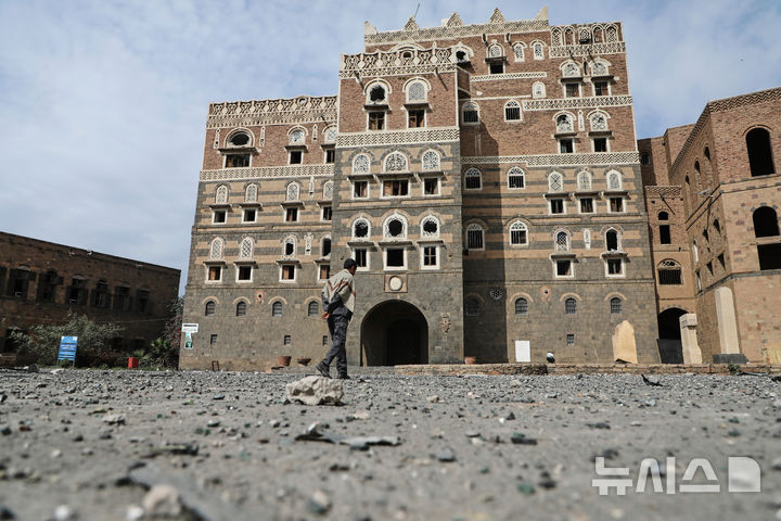 [AP/뉴시스] 10일 이스라엘의 대대적인 공습을 받은 예멘 수도 사나 소재 국립박물관 11일 모습