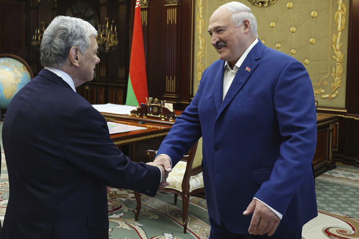 [민스크(벨라루스)=AP/뉴시스]알렉산더 루카셴코 벨라루스 대통령(오른쪽)이 11일 벨라루스 민스크에서 존 콜 미 대통령 특사와 회담하기 전 악수하고 있다. 벨라루스가 11일 14명의 외국인을 포함해 52명의 수감자들을 석방함에 따라 미국이 벨라루스 국영 항공사 벨라비아에 대한 제재를 해제했다고 한 미국 관리가 말했다. 2025.09.11.