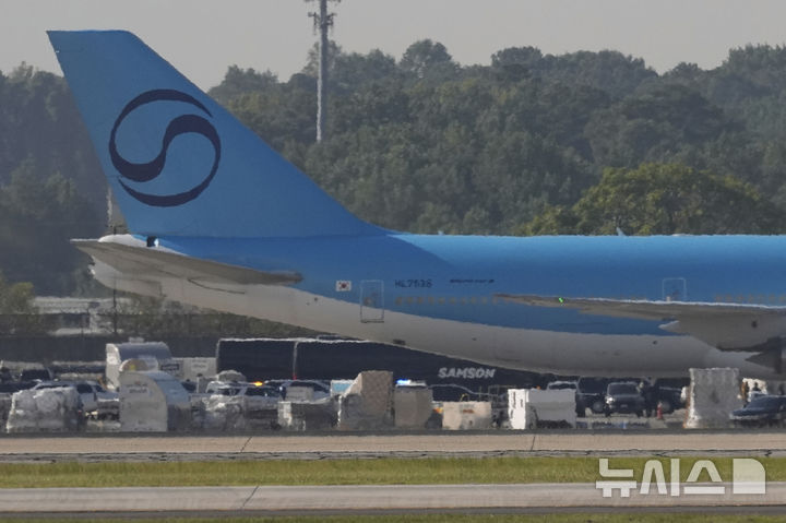 [애틀랜타(미국)=AP/뉴시스] 11일(현지시간) 미국 조지아주 애틀랜타 하츠필드-잭슨 국제공항에 미국 이민 당국의 단속으로 체포된 현대차-LG엔솔 한국인 근로자 300여 명이 탑승한 버스가 도착하고 있다. 2025.09.11.