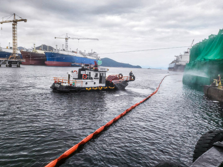 [통영=뉴시스] 신정철 기자= 통영해양경찰서는 10일 경남 거제시 한화오션에서 개최된 미해군 MRO 사업 현장 방제훈련에 참여하여 해양환경 보호와 안전관리 체계 강화를 위한 현장 확인과 방제교육을 진행했다.(사진=통영해경 제공).2025.09.10. photo@newsis.com *재판매 및 DB 금지