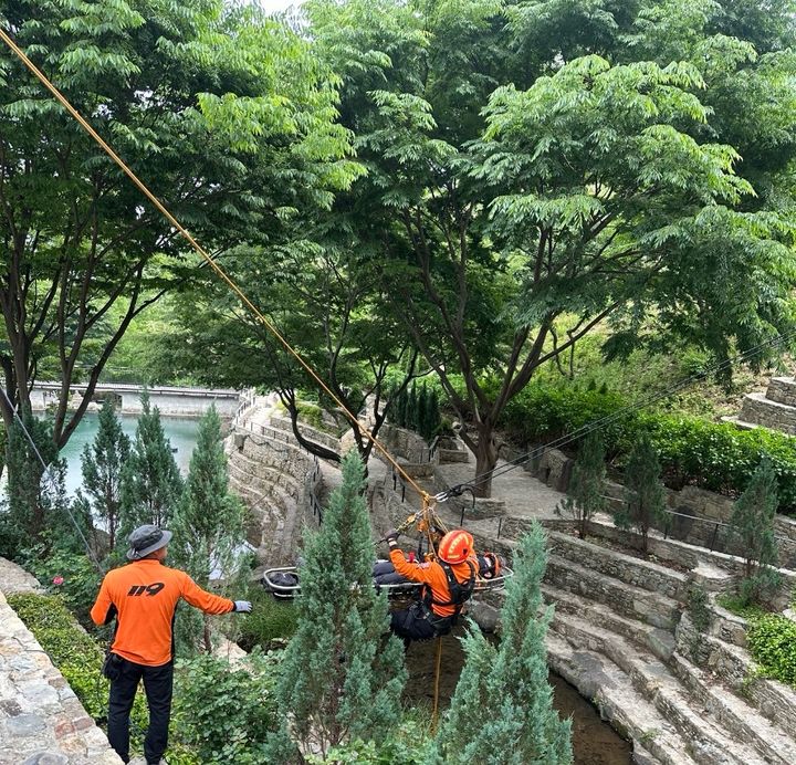 [진주=뉴시스]진주소방서, 산악사고 구조모습.(사진=진주소방서 제공).2025.09.11.photo@newsis.com *재판매 및 DB 금지