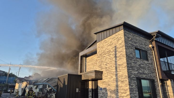 [천안=뉴시스] 지난 10일 오후 5시46분께 천안시 서북구 성환읍의 한 과일 저장 창고에서 불이 나 연기가 치솟고 있다. (사진=천안서북소방서 제공) 2025.09.11. photo@newsis.com *재판매 및 DB 금지