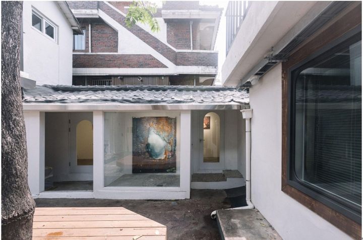 60년대 성수동 공장 기숙사 건물이었던 건물을 리모델링한 성수나무 1층 전시장, 윈도우 전시실 전경 *재판매 및 DB 금지