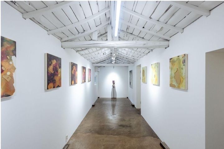 방 3칸이었던 공간의 벽을 터서 만든 1층 전시장 전경 *재판매 및 DB 금지