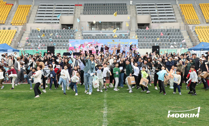 [서울=뉴시스] 무림페이퍼가 국내 최대 규모의 종이비행기대회인 '2025 제6회 무림페이퍼 코리안 컵 종이비행기대회'를 오는 27일 진주종합경기장 주경기장에서 개최한다고 11일 밝혔다. 사진은 지난 2024년 대회 개막 세리머니 모습. (사진=무림페이퍼 제공) photo@newsis.com *재판매 및 DB 금지